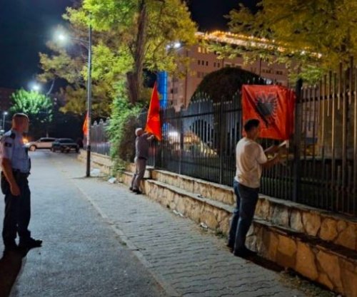 Vendosën flamuj në rrethojën e kishës ortodokse në Lipjan, dy persona shoqërohen në Polici 