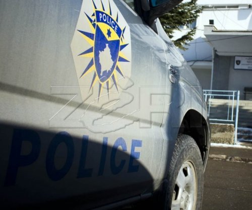 Vendosën flamuj në rrethojën e kishës ortodokse në Lipjan, dy persona shoqërohen në Polici 