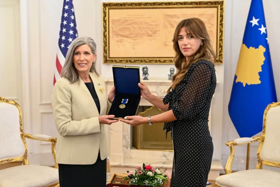 Haxhiu dekoron me “Medaljen Presidenciale të Meritave” senatoren amerikane Joni Ernst