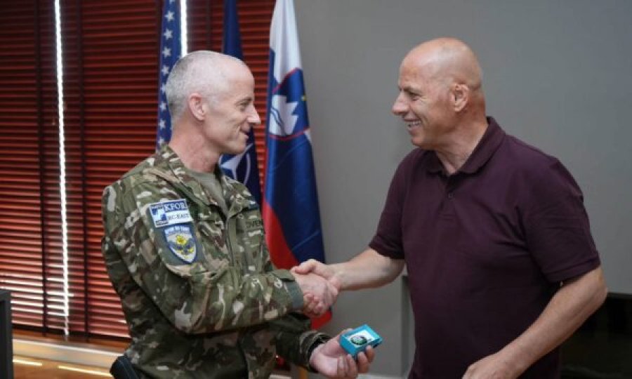 Lladrovci priti nënkolonelin Klinar, e falënderon për bashkëpunimin e shkëlqyer me KFOR-in