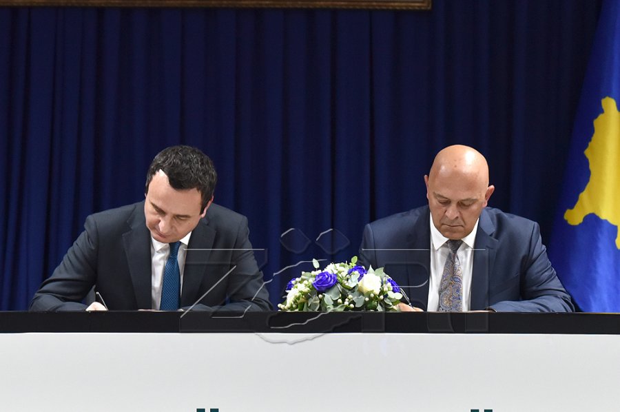 Kurti i drejtohet përmes Whatsapp it Gjinit për takim