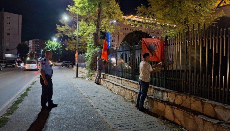 Një person vendosi flamurin e UÇK së dhe të Shqipërisë në rrethojat e një kishe serbe në Lipjan  reagon Policia