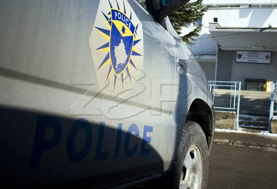 Vendosën flamuj në rrethojën e kishës ortodokse në Lipjan  dy persona shoqërohen në Polici