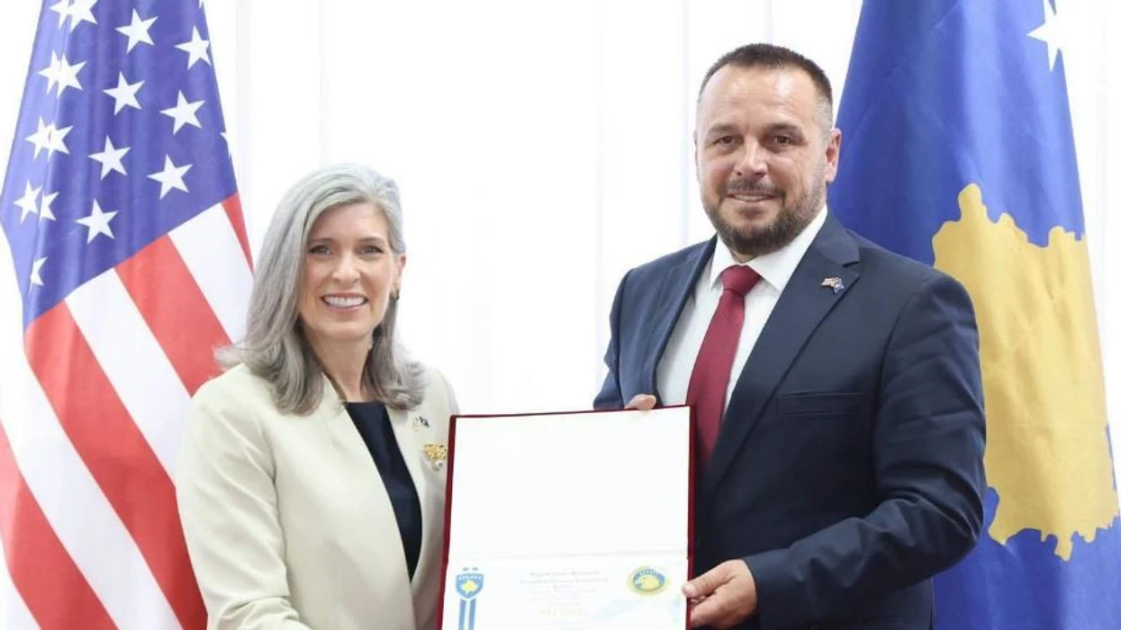 Maqedonci nderon me Medaljen për Shërbim të Shquar senatoren amerikane Joni Ernst