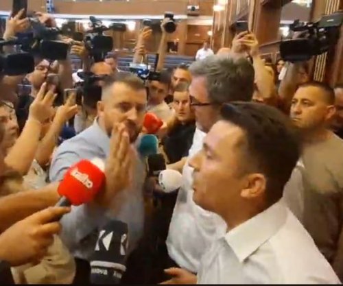 Deputetët Lushtaku e Rrustemi shtyhen me duar në sallën e Kuvendit [video]