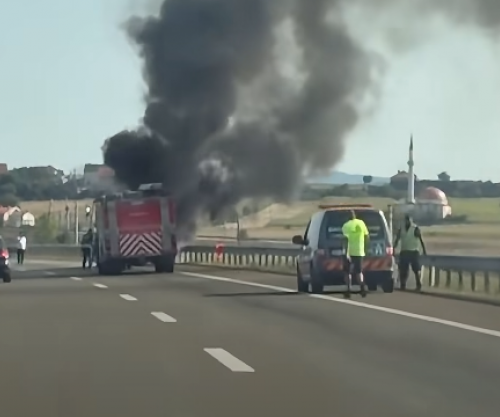 Përfshihet nga flakët një veturë në autostradën “Arbën Xhaferi”