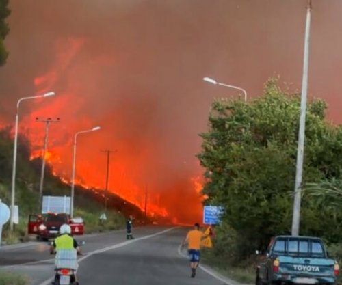 Flakët pushtojnë Halkidikinë: Evakuohen Siviri dhe Fourka, shpëtime nga deti, mes tyre turistë [video]