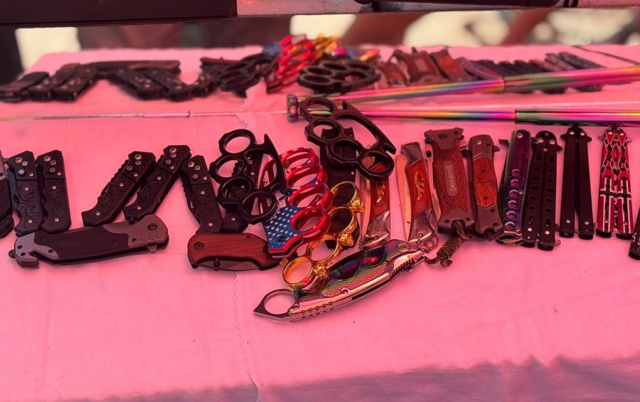 Policia sekuestron 86 mjete të mprehta dhe 19 boksa metalikë në Pejë