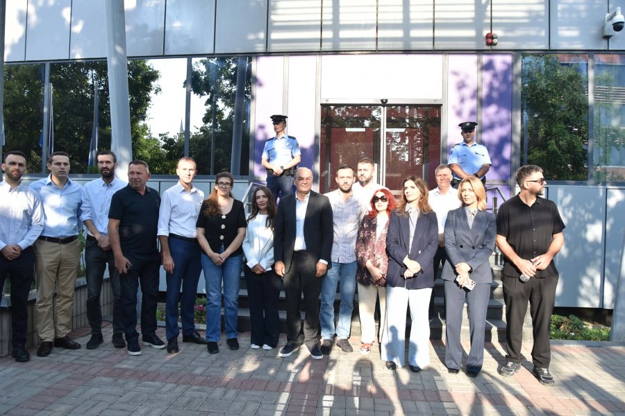 Deputetët e PDK së bllokojnë hyrjen e Qeverisë