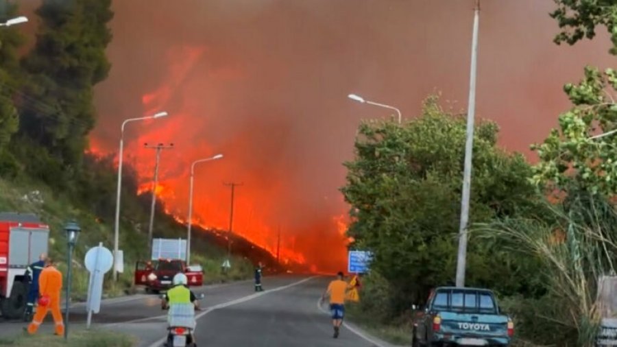 Flakët pushtojnë Halkidikinë  Evakuohen Siviri dhe Fourka  shpëtime nga deti  mes tyre turistë  video 