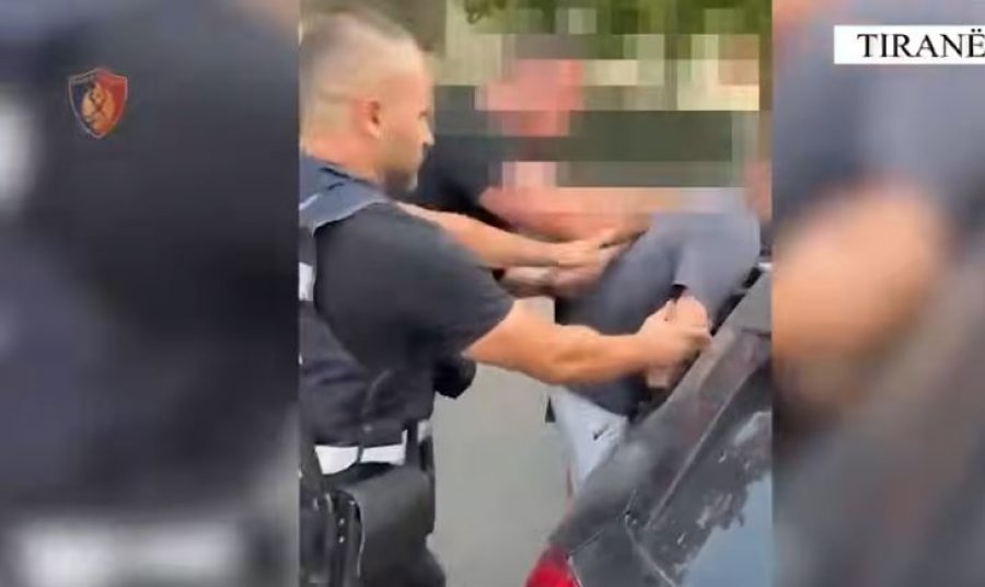 u-kapen-me-kokaine-te-shtrire-ne-toke-dhe-me-pranga-momenti-kur-policia-arreston-dy-te-rinjte-video
