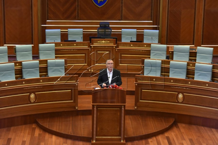 Hamza nga foltorja e Kuvendit: Kurti po i mban peng institucionet, pa rikthimin e rendit kushtetues s’ka dialog për tema të tjera
