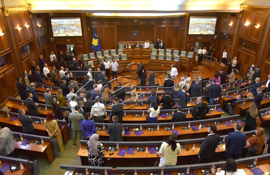 Hasani: Kjo situatë është njollë e zezë në historinë politike e kushtetuese të vendit, Kurti po i ikë Aneksit të Ohrit