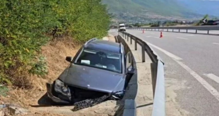 Aksident në Rrugën e Kombit, automjeti përfundon në kanal, shoferi dërgohet me urgjencë në spital