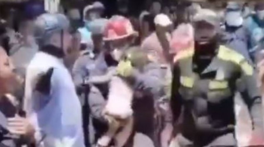 Momente emocionuese në Kolumbi  vajza 3 vjeçare shpëtohet pas më shumë se 100 orësh nën rrënoja  video 
