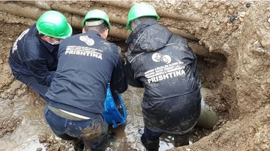 Shpërthen gypi i ujësjellësit  ndërpritet furnizimi me ujë në Gadime dhe rrethinë