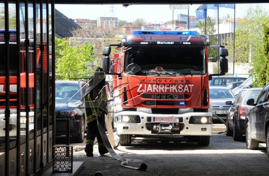 Zjarr në një fabrikë në Gjakovë, zjarrfikësit lokalizojnë flakët  