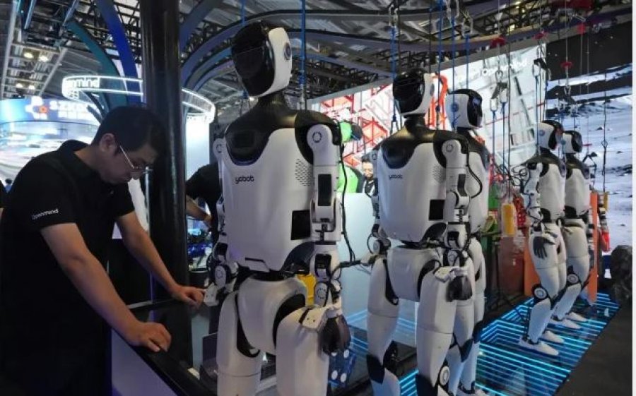Mbi 2000 robotë humanoidë garojnë në lojërat e Pekinit