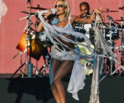 Rita Ora ndez skenën në Poloni, fansat e presin me entuziazëm