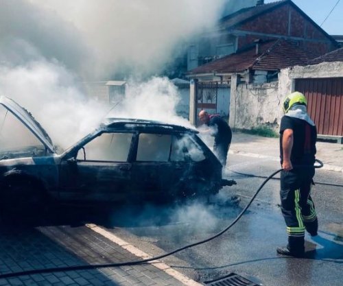 Digjet një veturë në Gjakovë, zjarrfikësit lokalizojnë flakët