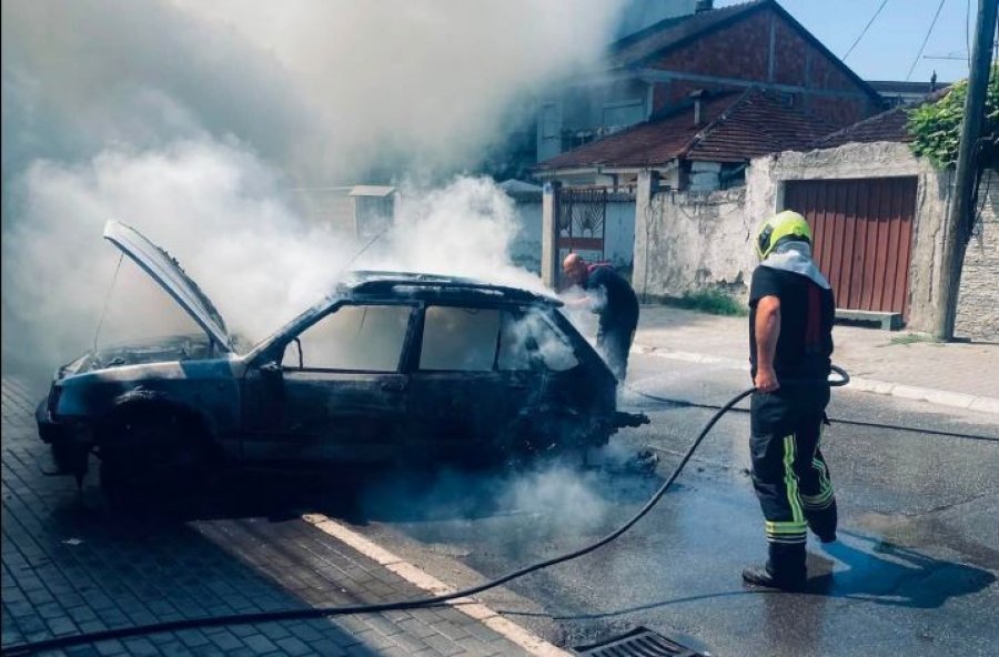 Digjet një veturë në Gjakovë, zjarrfikësit lokalizojnë flakët