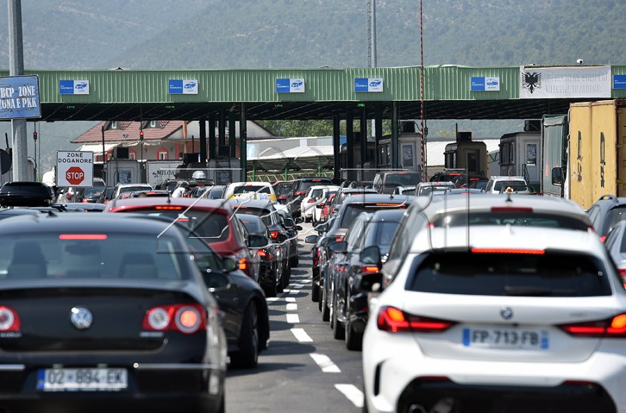 Fluksi në kufi  Deri në 40 minuta pritje në dalje të Muçibabës
