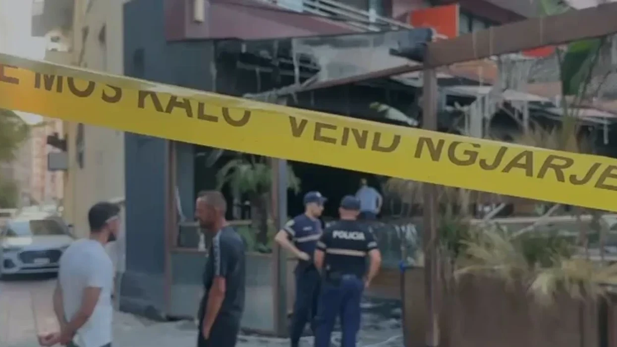 Përfshihet nga flakët një hotel në Vlorë, 7 persona dërgohen në spital