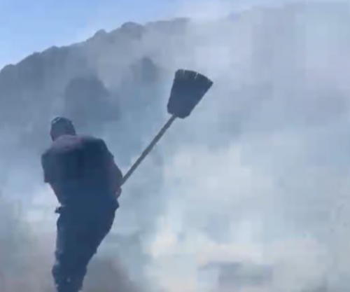 Zjarri në Pukë të Shqipërisë i afrohet banesave, era e fortë përhap flakët