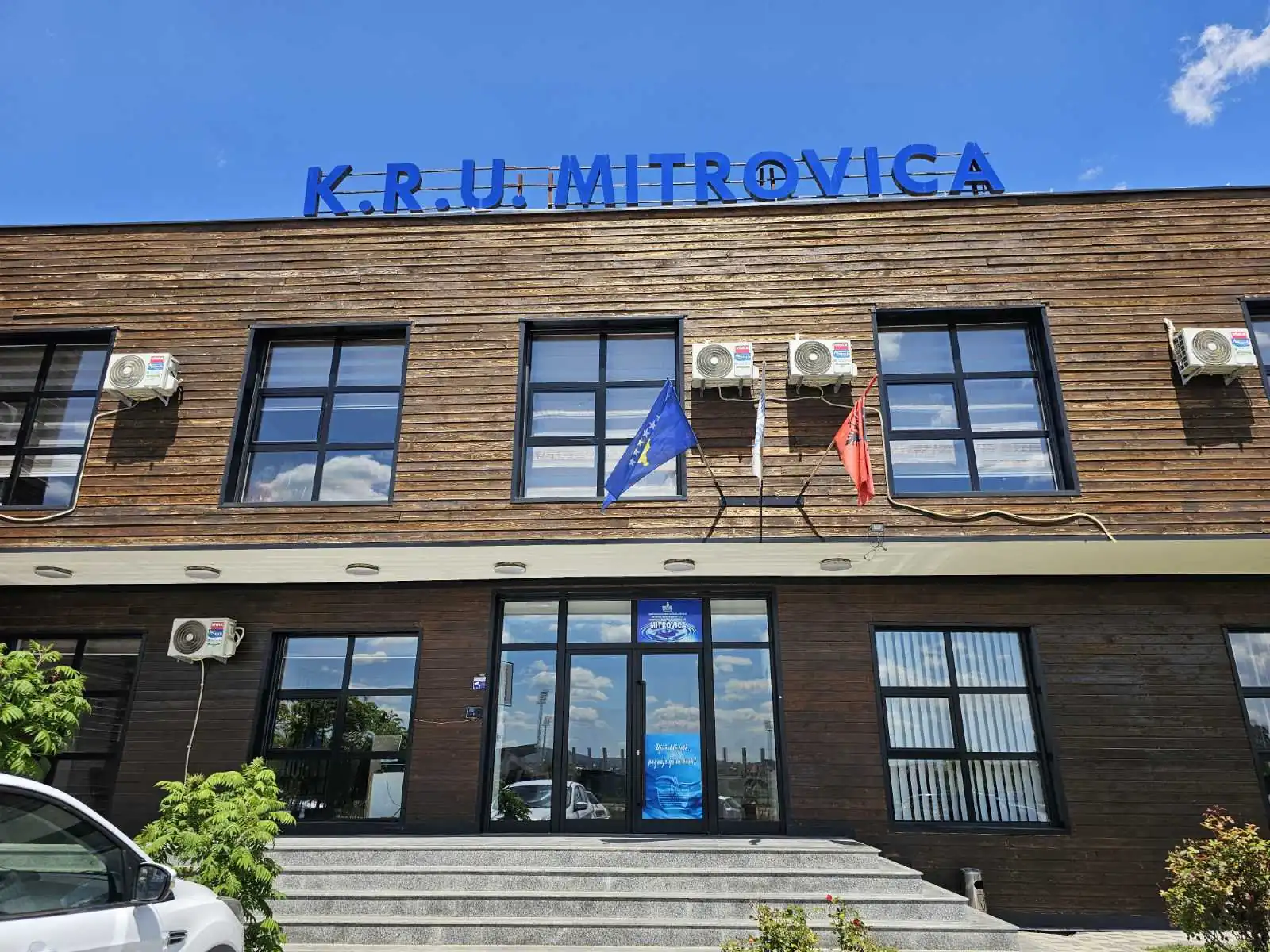 Kërcënoi punëtorët e KRU “Mitrovica” dhe shkrepi armëm ndaj automjetit zyrtar, kërkohet paraburgim për vushtrriasin
