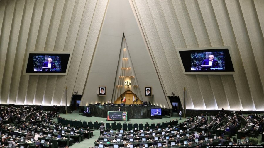 Parlamenti iranian shtyn përpara projektligjin që mund ta kthejë kontaktin me të huajt në vepër penale