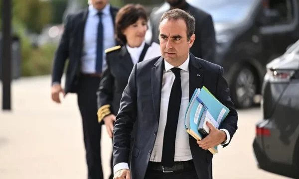 Kryeministri francez përballet me reagimin ndaj zjarreve  ndërsa flakët vazhdojnë të përhapen në të gjithë Evropën