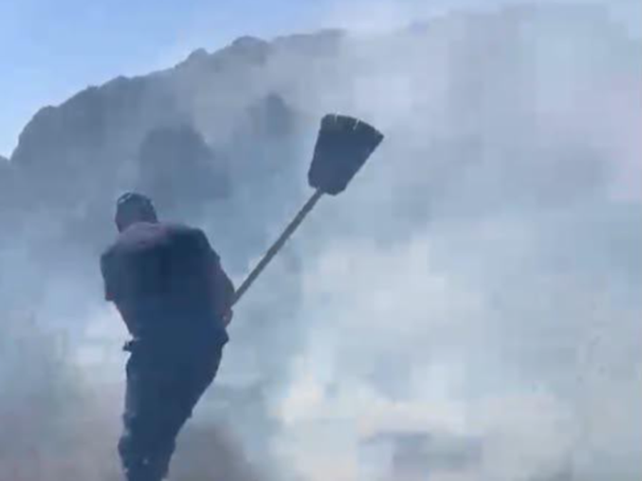 Zjarri në Pukë të Shqipërisë i afrohet banesave  era e fortë përhap flakët