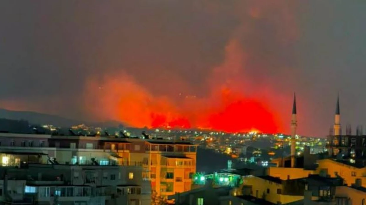 Shtatë vatra zjarri mbeten aktive në Shqipëri, vijojnë operacionet nga ajri dhe toka