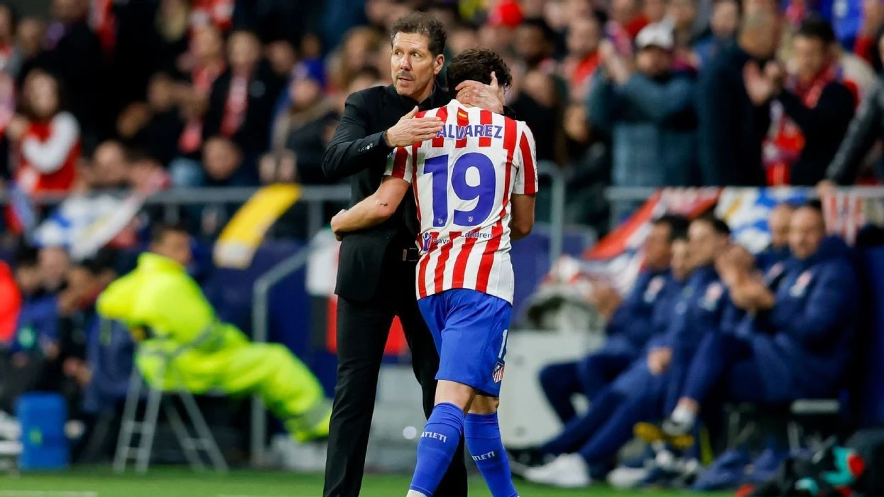 Simeone konfirmon vendimin për Julian Alvarezin, pas interesimit të Barcelonës