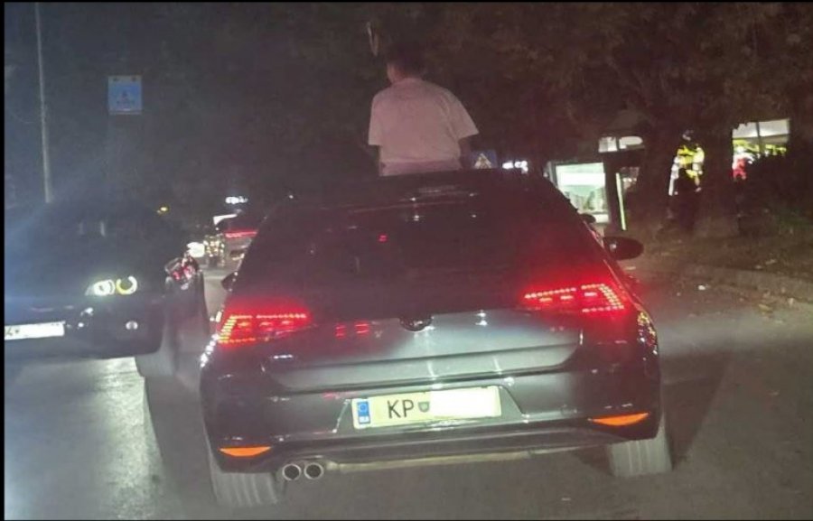 Gjobitet shoferi që lejoi pasagjerin të dalë nga automjeti
