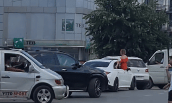 Gjobitet shoferi që la pasagjerin të nxirrte gjysmën e trupit në dritaren e veturës
