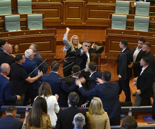  Kadriaj nuk tregon si i futi vezët në Kuvend me të cilat e goditi Kurtin