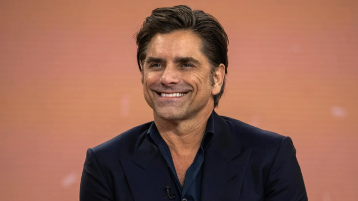 John Stamos - aktori që u bë ikonë e televizionit, por kaloi një periudhë të vështirë pas kamerave