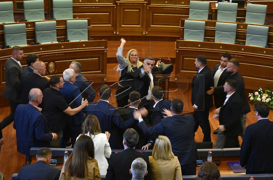Kadriaj nuk tregon si i futi vezët në Kuvend me të cilat e goditi Kurtin