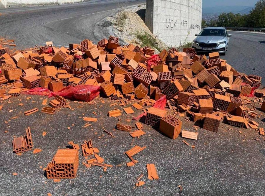 policia-ne-prizren-nderhyn-pas-renies-se-bllokave-ndertimore-ne-rruge-gjobitet-drejtuesi-i-kamionit