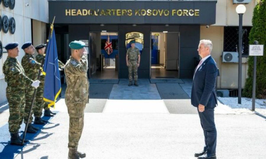 Komandanti i KFOR it  Ulutashi  pret në takim ambasadorin britanik Jonathan Hargreaves