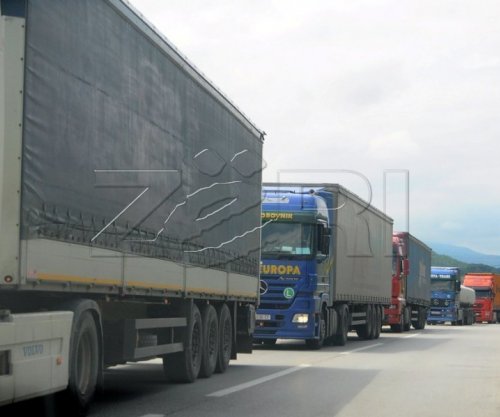 Sot kufizohet qarkullimi i kamionëve mbi 20 tonë në autoudhë