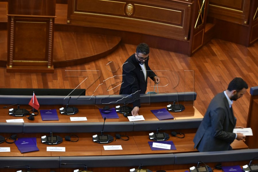 Deputetët e PDK-së u lënë letra atyre të LVV-së: Respektoni Kushtetutën, ejani në sallë dhe konstituoni Kuvendin