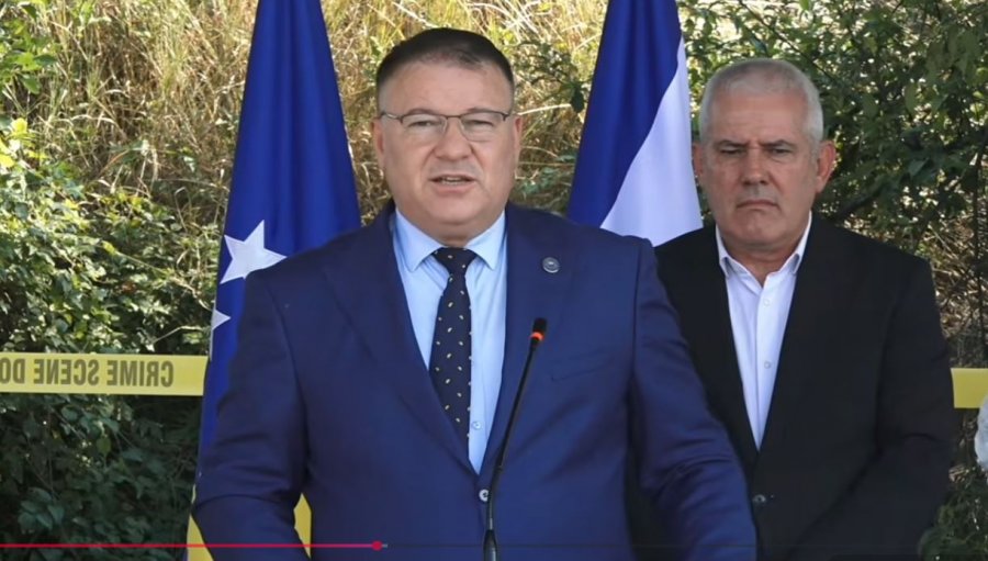 Hoxha: Policia gjeti 72 armë dhe mbi 4,800 fishekë në zonën e Kalludrës në Zubin Potok