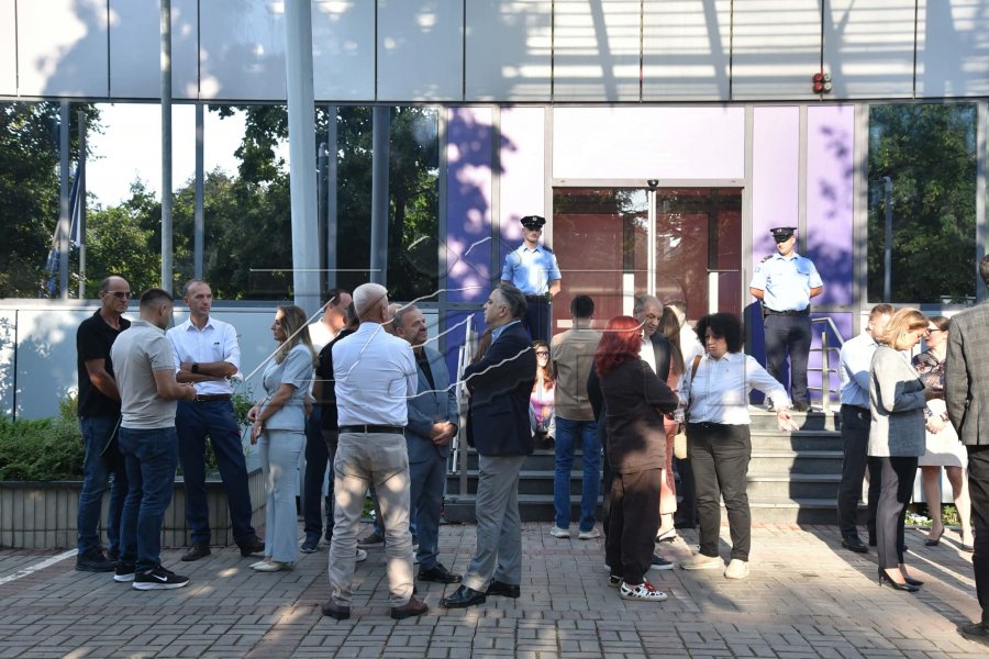 PDK ja për të shtatën ditë bllokon hyrjen e Qeverisë  në protestë edhe Aleanca