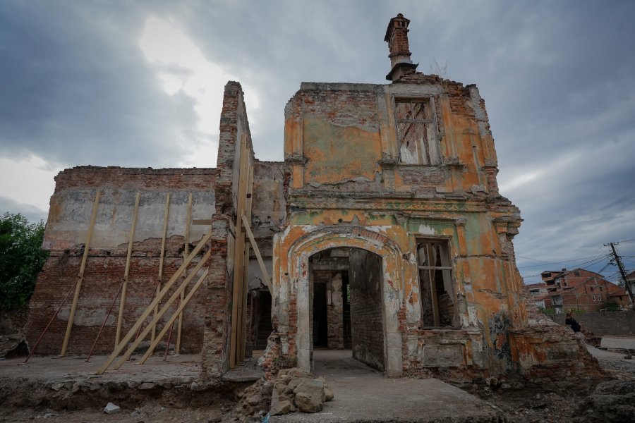 Ruhet trashëgimia e Prizrenit  restaurohet shkolla  Ryzhdije 