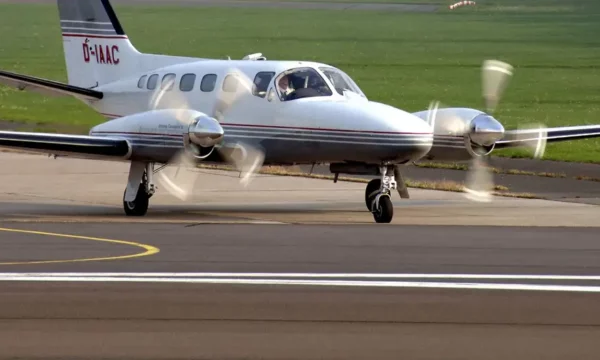 aksident-ajror-ne-pensilvani-avioni-perplaset-me-helikopterin-e-policise-nje-person-humb-jeten-video