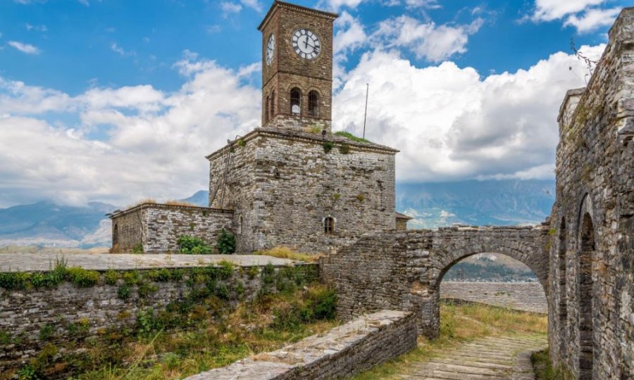 mbi-824-mije-vizitore-ne-sitet-e-trashegimise-kulturore-kryeson-kalaja-e-gjirokastres