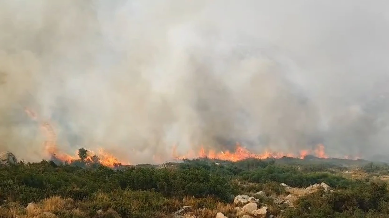 Situata e zjarreve në Shqipëri Ministria e Mbrojtjes  9 vatra mbeten aktive  235 forca në terren