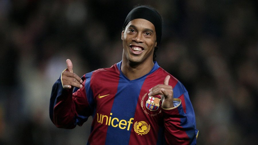 Ronaldinho i tregon arsyet se përse iu kthye futbollit në moshën 46 vjeçare